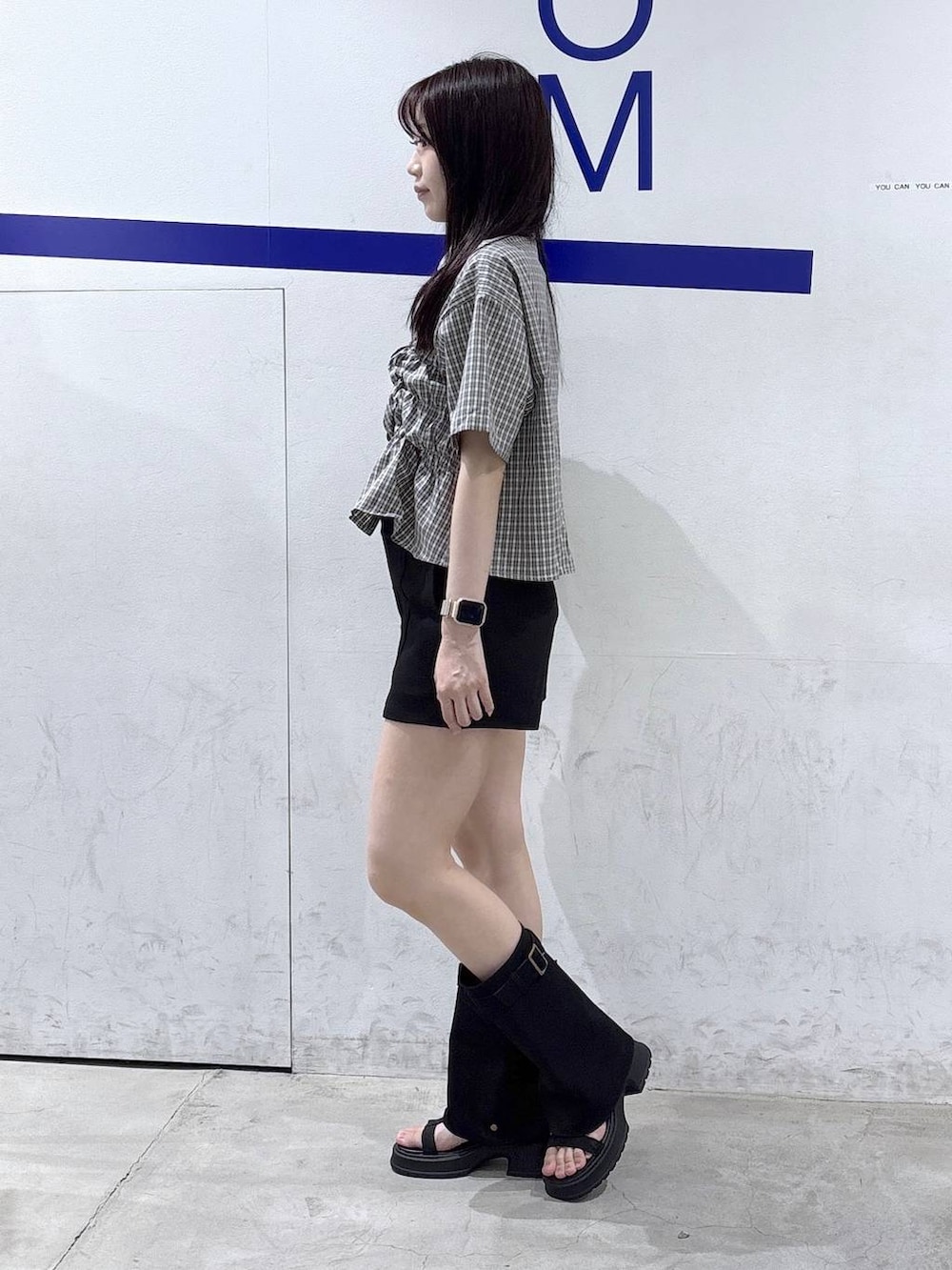 ブラック系のサンダル、ブラック系のその他パンツ、その他のシャツ/ブラウスを着用したレディースの春コーディネートの3枚目の写真