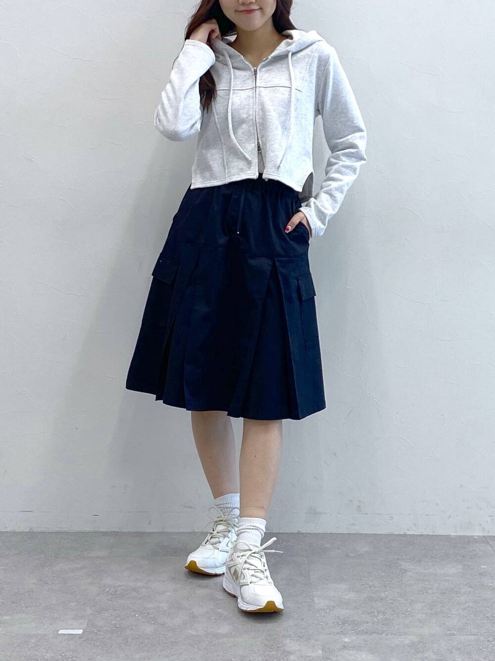 ブルー系のスカート、グレー系のスウェットを着用したレディースの冬コーディネートの2枚目の写真