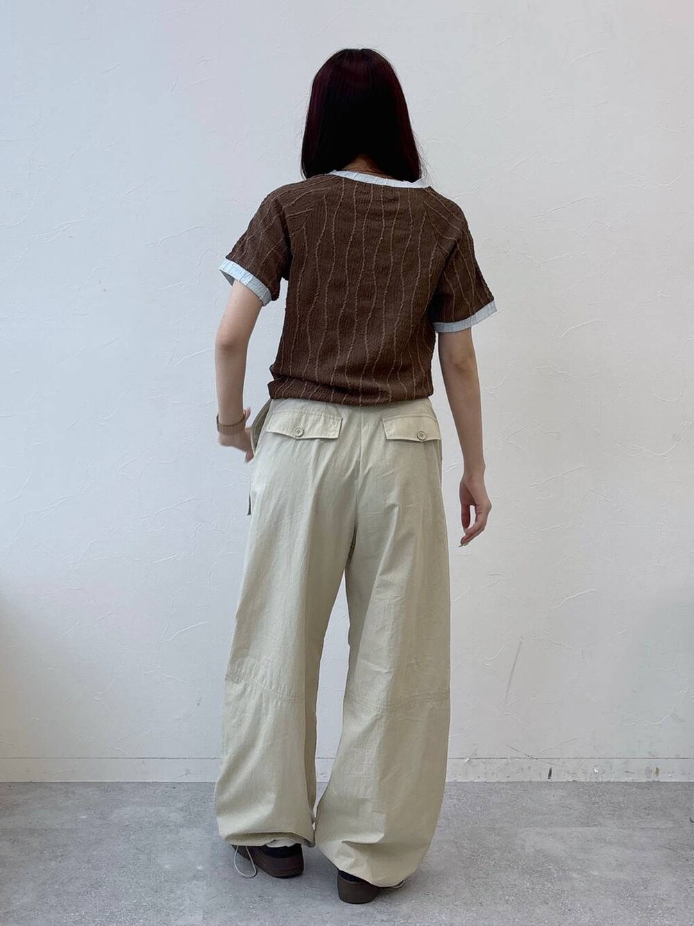ベージュ系のその他パンツ、ブラウン系のTシャツ/カットソーを着用したレディースの夏コーディネートの4枚目の写真