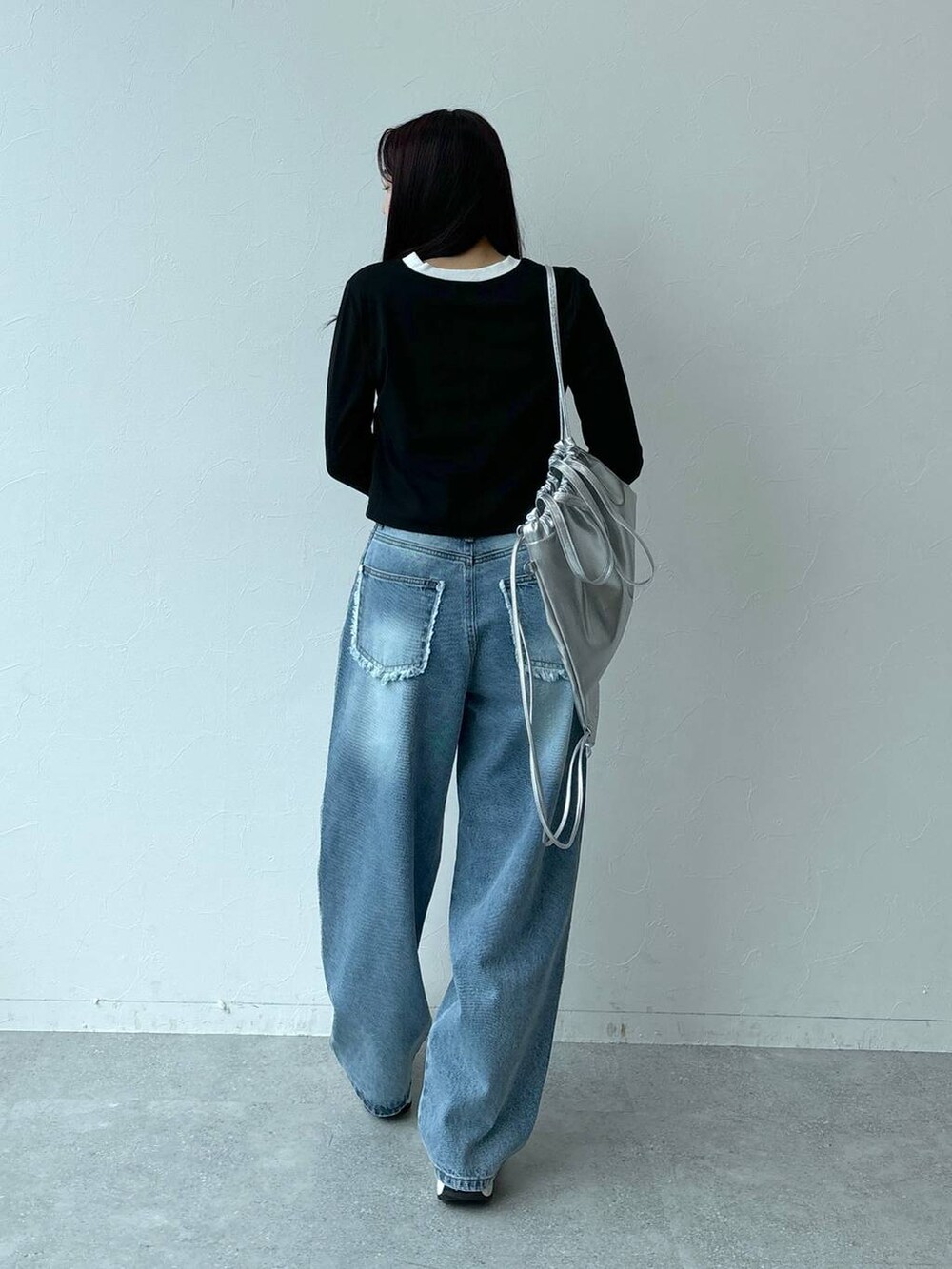 ブラック系のTシャツ/カットソー、グレー系のバックパック/リュックを着用したレディースの秋コーディネートの5枚目の写真