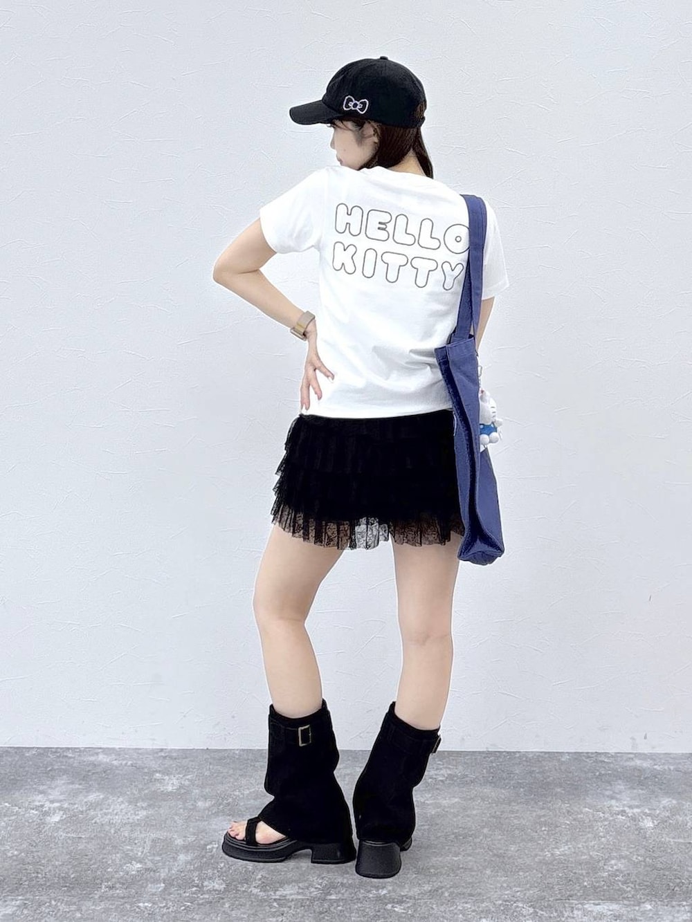 ホワイト系のTシャツ/カットソー、ブルー系のトートバッグ、ブラック系のその他パンツを着用したレディースの夏コーディネートの4枚目の写真