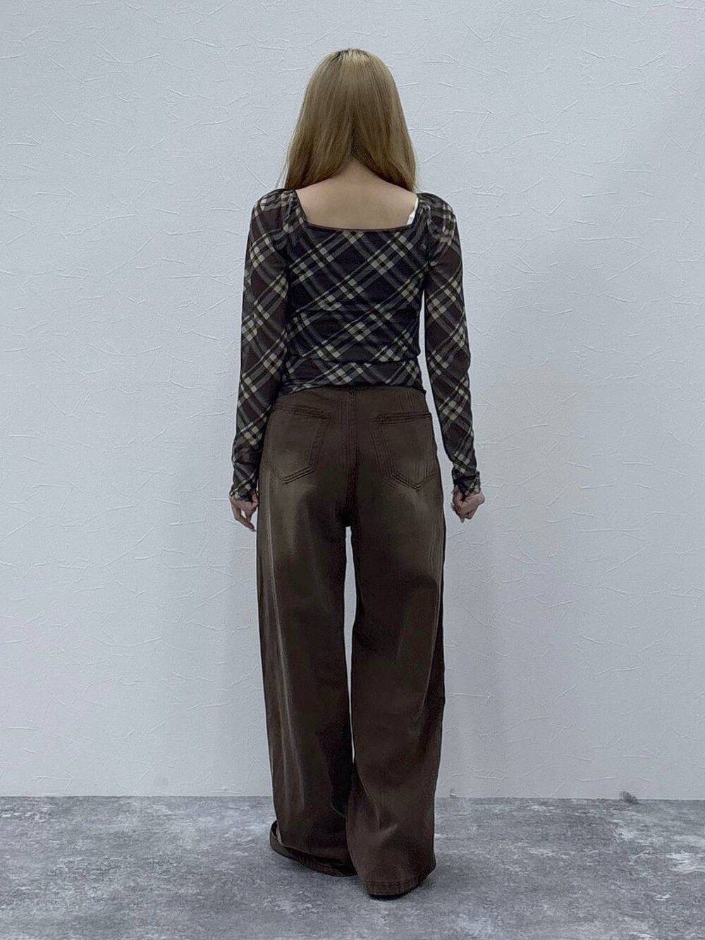 ブラウン系のデニムパンツ、ブラウン系のTシャツ/カットソーを着用したレディースの秋コーディネートの4枚目の写真