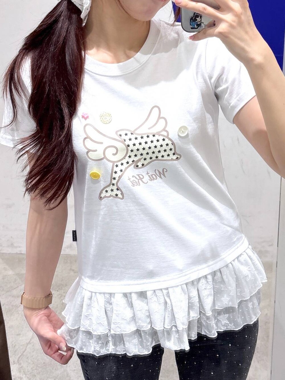 ホワイト系のTシャツ/カットソー、ブラック系のデニムパンツを着用したレディースの夏コーディネートの2枚目の写真