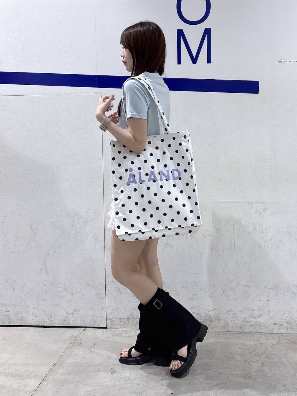 ホワイト系のその他パンツ、ブラック系のサンダル、ブルー系のTシャツ/カットソーを着用したレディースの夏コーディネートの3枚目の写真