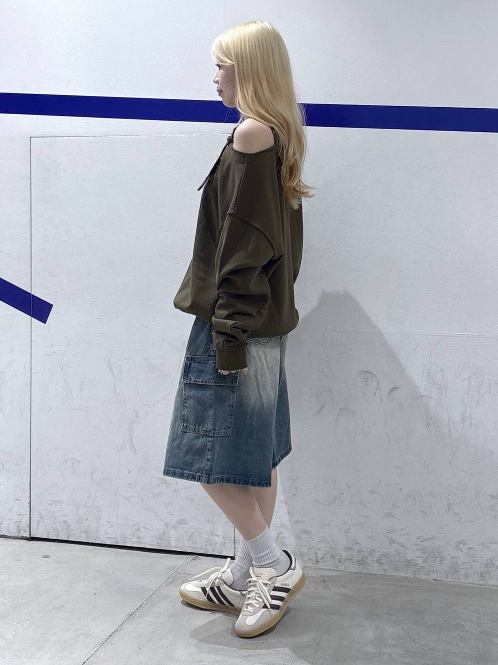 ブルー系のデニムパンツを着用したレディースの秋コーディネートの3枚目の写真