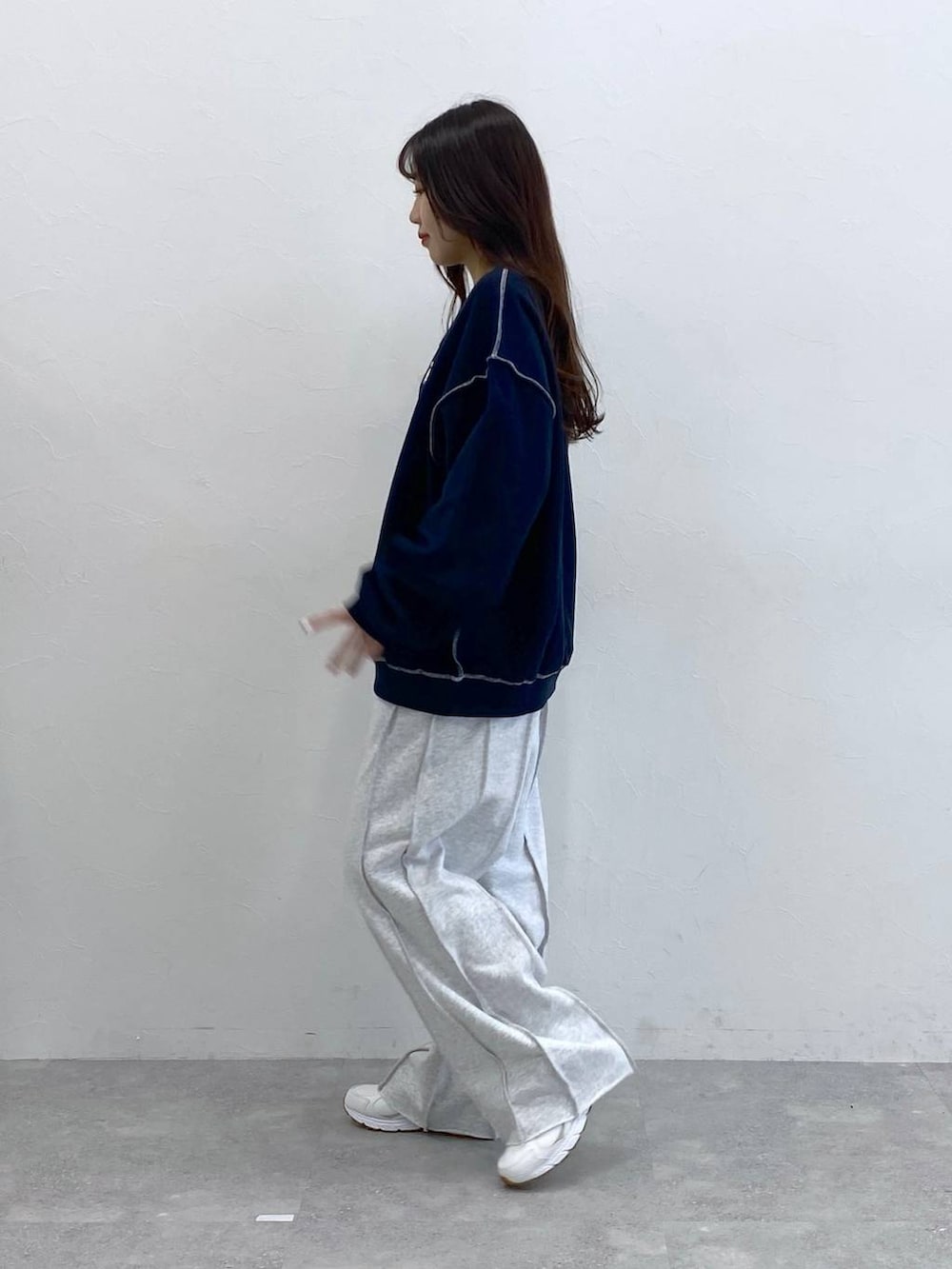 グレー系のスウェットパンツ、ブルー系のスウェットを着用したレディースの冬コーディネートの3枚目の写真