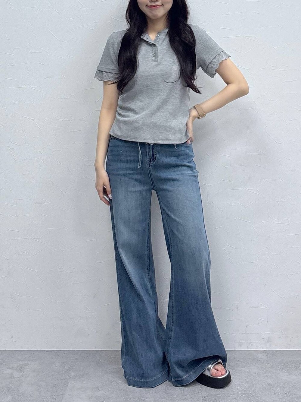 グレー系のTシャツ/カットソー、ブルー系のデニムパンツを着用したレディースの春コーディネートの2枚目の写真