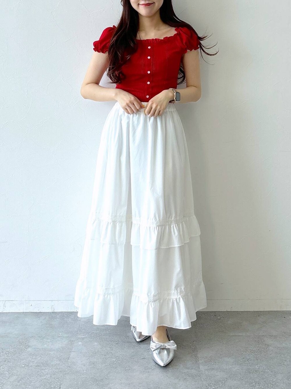 ホワイト系のスカート、その他のサンダル、レッド系のTシャツ/カットソーを着用したレディースの夏コーディネートの3枚目の写真