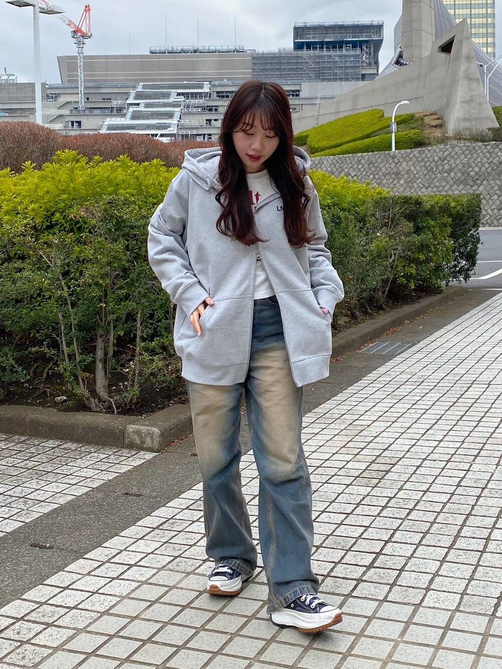 ブルー系のその他パンツ、ホワイト系のTシャツ/カットソー、グレー系のパーカーを着用したレディースの春コーディネートの4枚目の写真