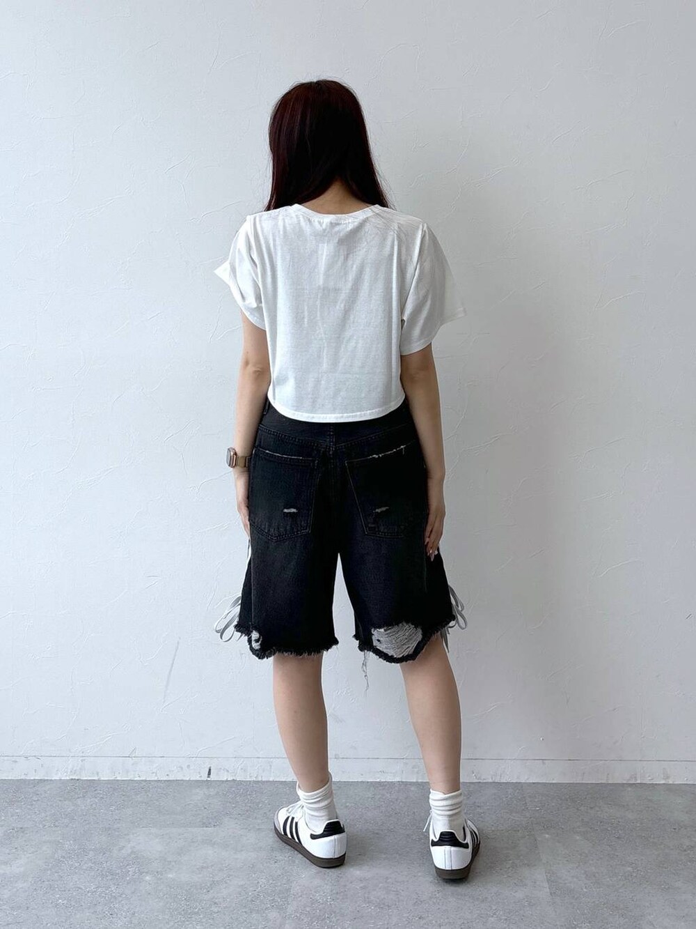 ブラック系のデニムパンツ、ホワイト系のTシャツ/カットソーを着用したレディースの夏コーディネートの4枚目の写真