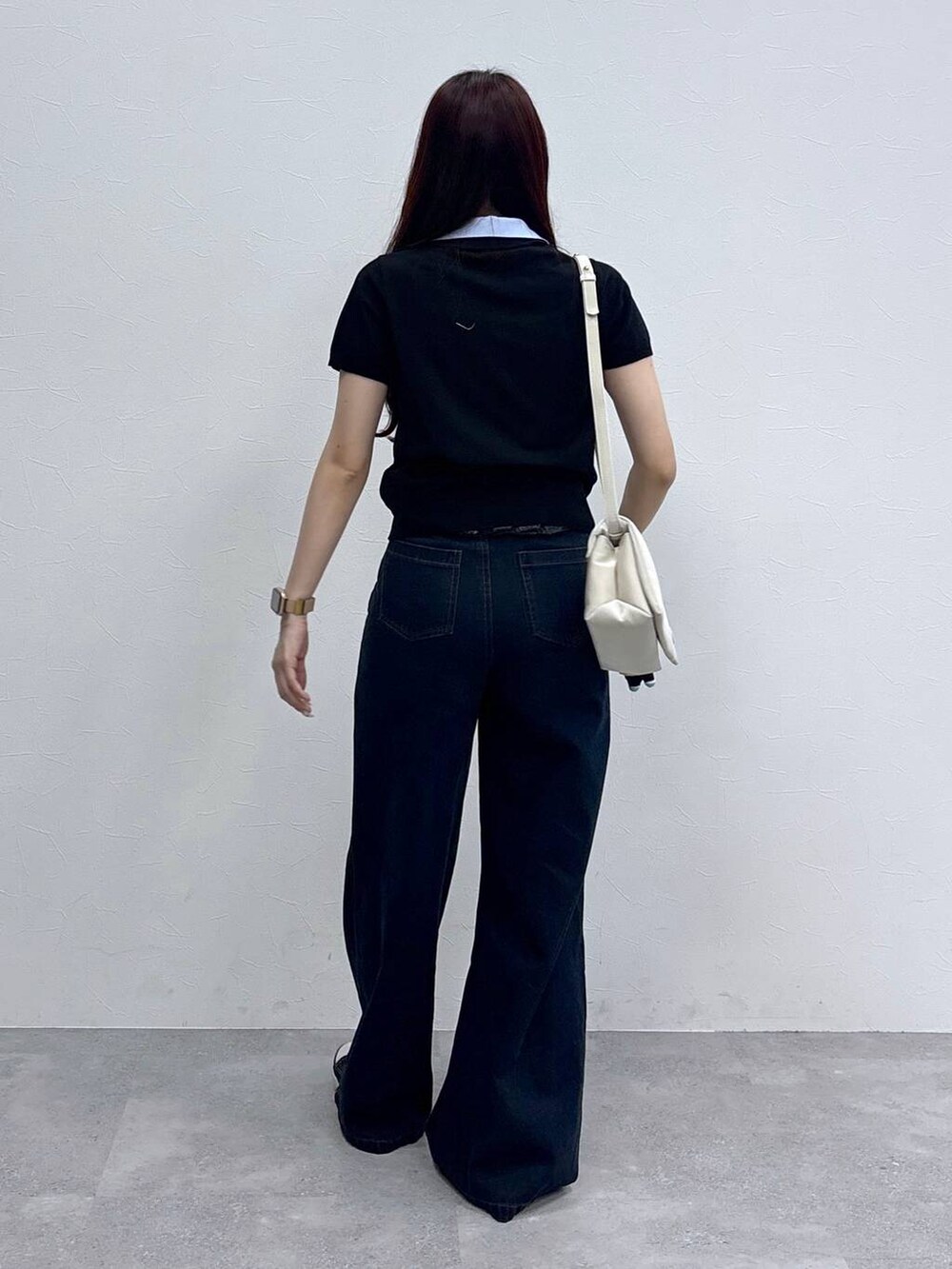 ホワイト系のハンドバッグ、ブルー系のデニムパンツ、その他のその他雑貨を着用したレディースの夏コーディネートの4枚目の写真