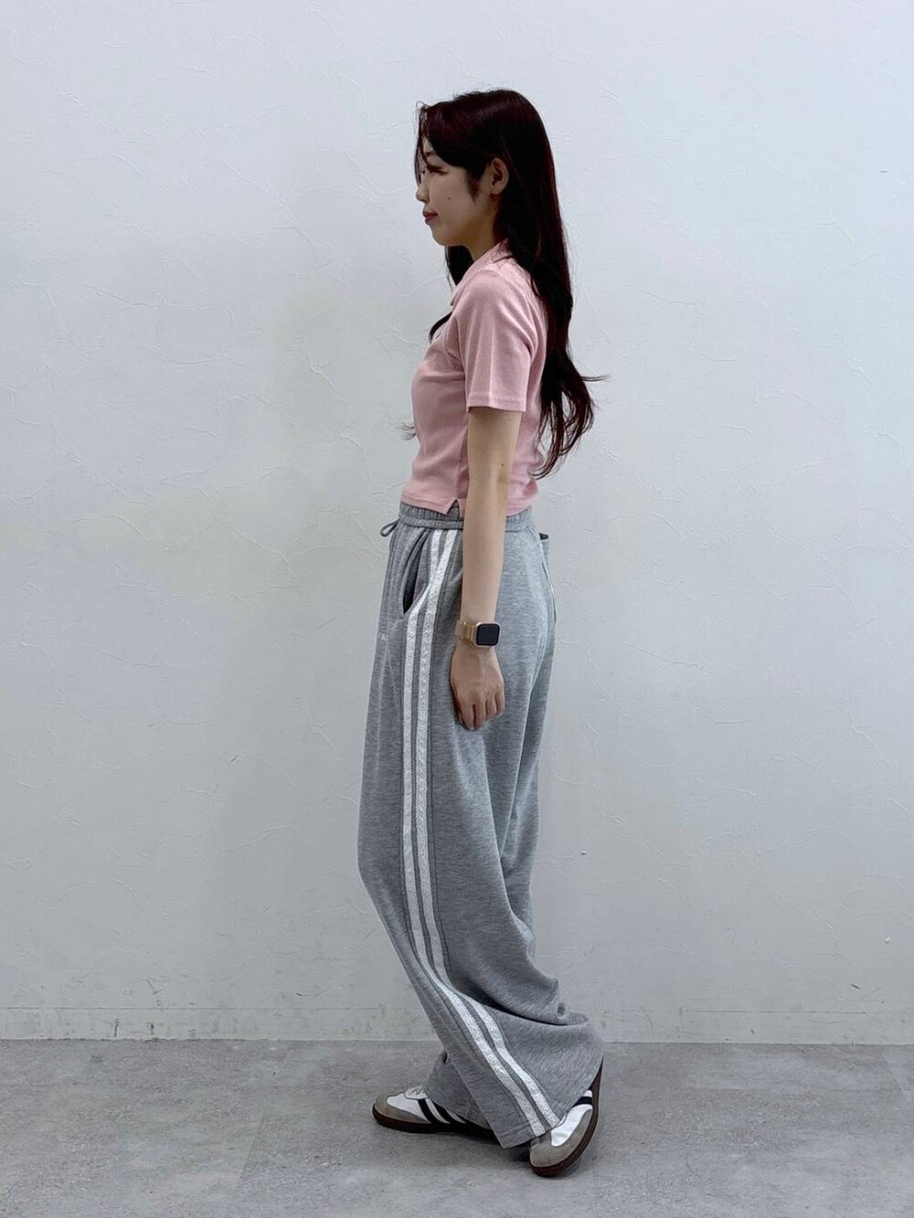 ピンク系のTシャツ/カットソー、グレー系のスウェットパンツを着用したレディースの春コーディネートの3枚目の写真