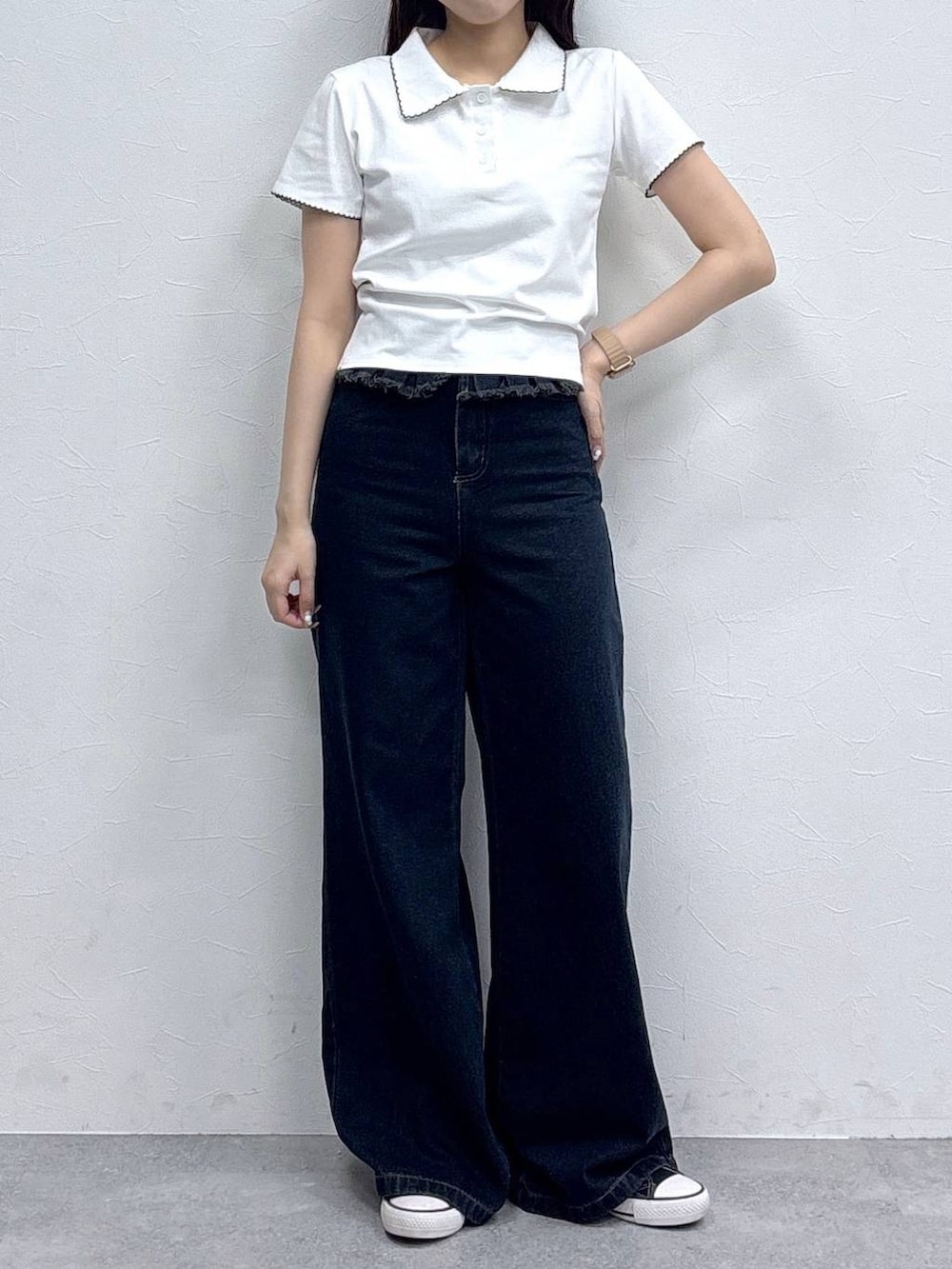 ホワイト系のハンドバッグ、ブルー系のデニムパンツ、ホワイト系のTシャツ/カットソーを着用したレディースの夏コーディネートの2枚目の写真