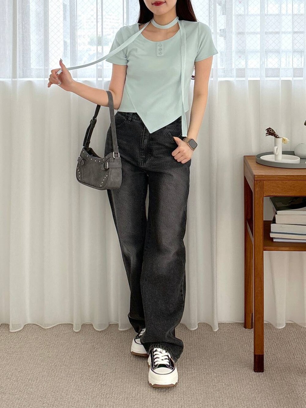 ブラック系のデニムパンツ、ブラック系のトートバッグを着用したレディースの夏コーディネートの2枚目の写真