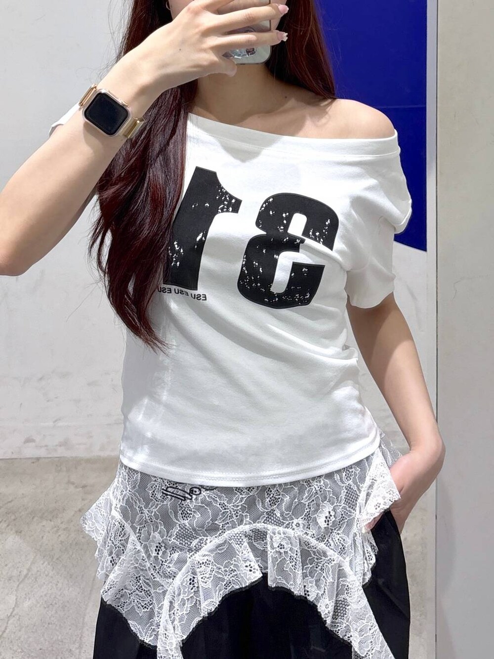 ホワイト系のTシャツ/カットソー、ブラック系のその他パンツを着用したレディースの夏コーディネートの3枚目の写真