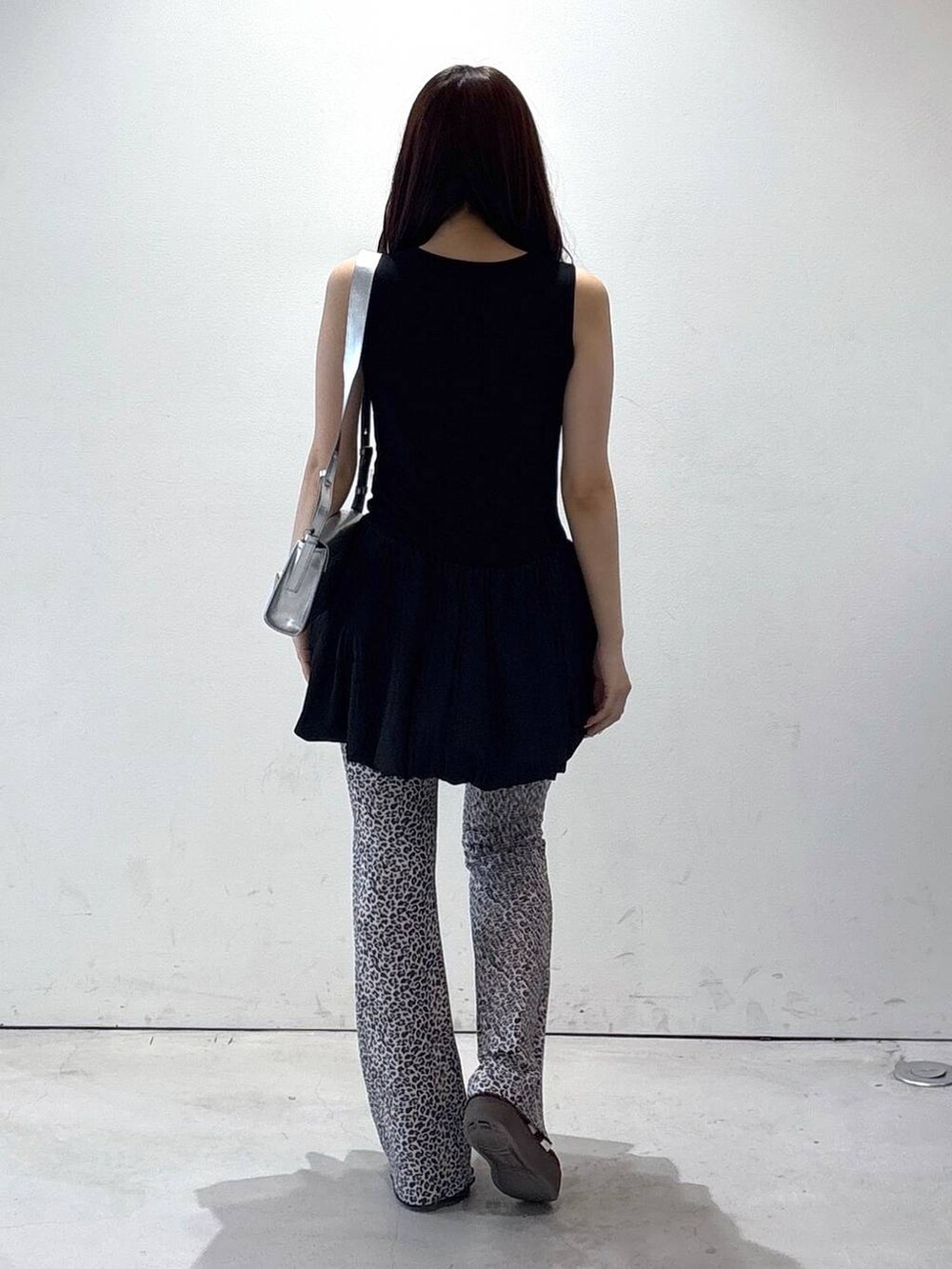 その他のショルダーバッグ、グレー系のその他パンツ、ブラック系のワンピースを着用したレディースの夏コーディネートの4枚目の写真