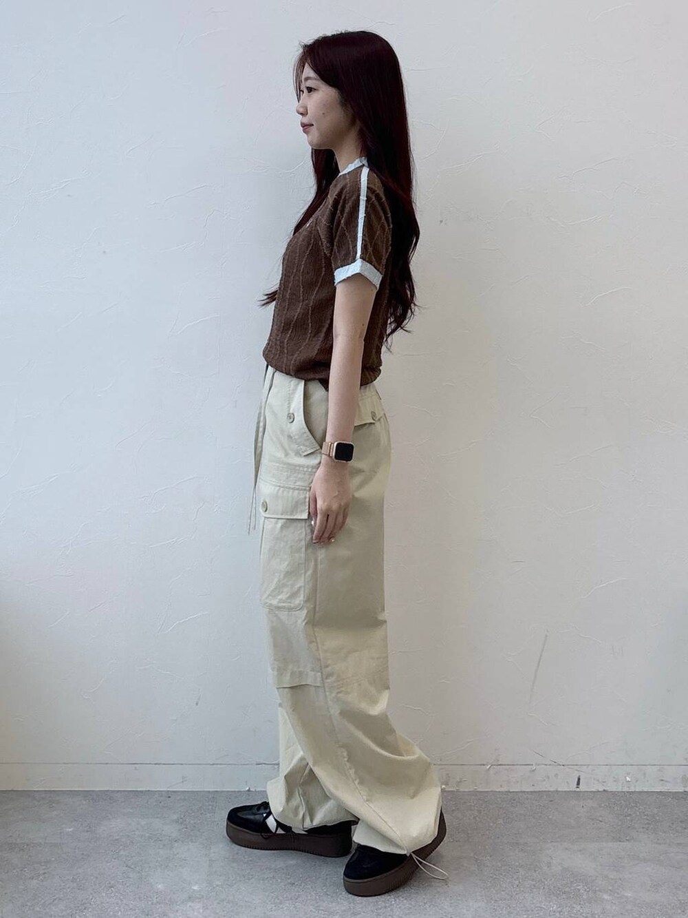 ベージュ系のその他パンツ、ブラウン系のTシャツ/カットソーを着用したレディースの夏コーディネートの3枚目の写真