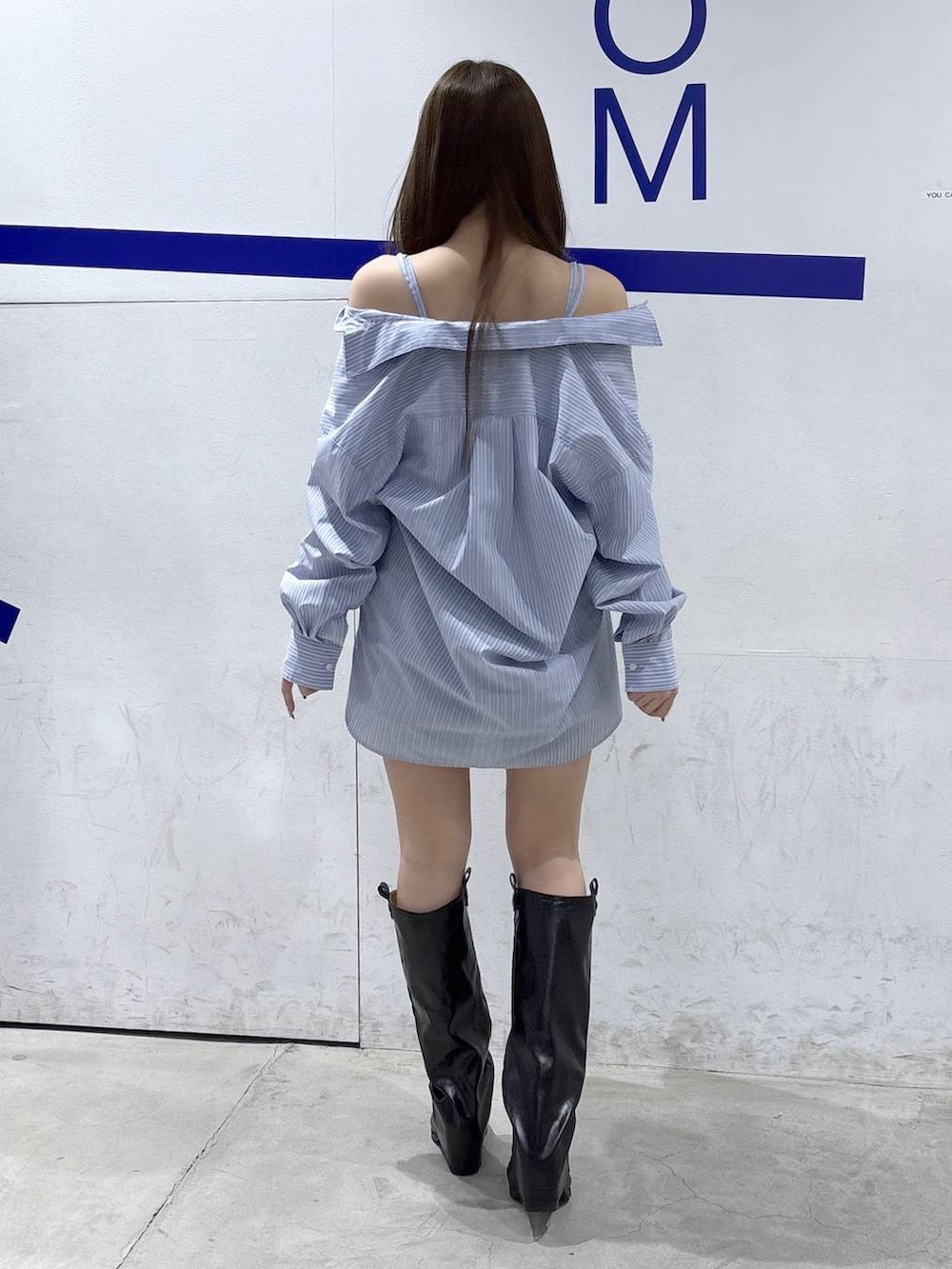 ブルー系のシャツ/ブラウス、グレー系のその他パンツ、ブラック系のブーツを着用したレディースの春コーディネートの4枚目の写真