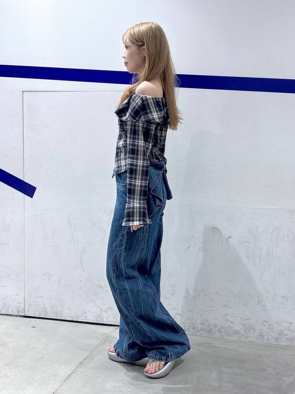 ブルー系のデニムパンツ、ブルー系のシャツ/ブラウスを着用したレディースの夏コーディネートの3枚目の写真