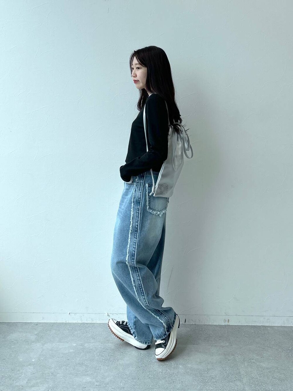 ブラック系のTシャツ/カットソー、グレー系のバックパック/リュックを着用したレディースの秋コーディネートの4枚目の写真