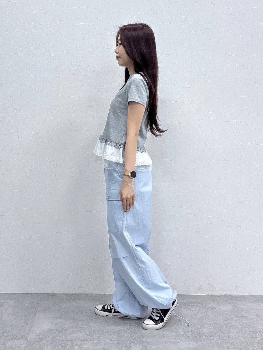ブルー系のその他パンツ、グレー系のTシャツ/カットソーを着用したレディースの夏コーディネートの3枚目の写真