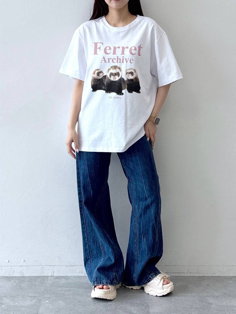 その他のサンダル、ブルー系のデニムパンツ、ホワイト系のTシャツ/カットソーを着用したレディースの春コーディネートの2枚目の写真