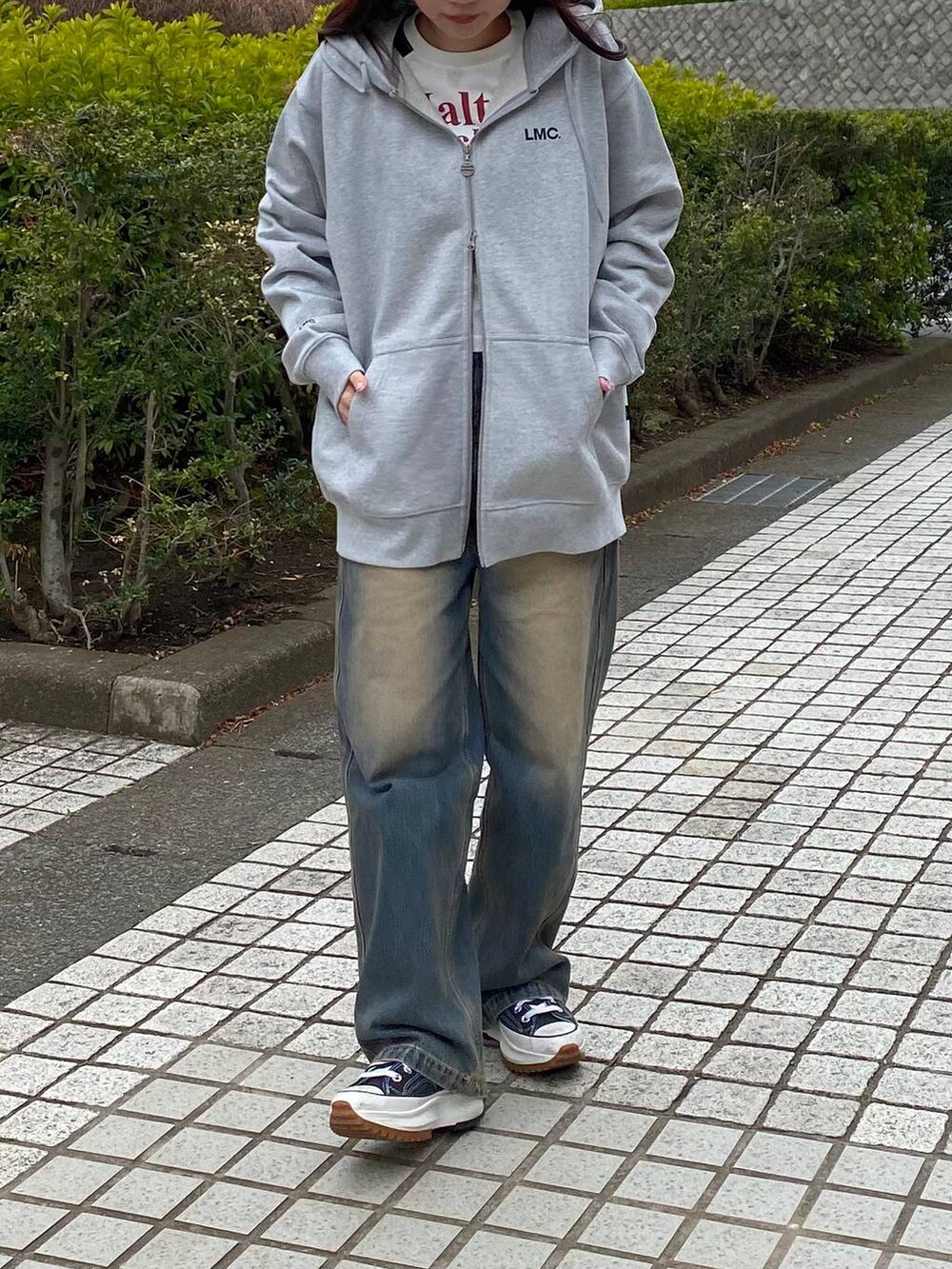 ブルー系のその他パンツ、ホワイト系のTシャツ/カットソー、グレー系のパーカーを着用したレディースの春コーディネートの2枚目の写真