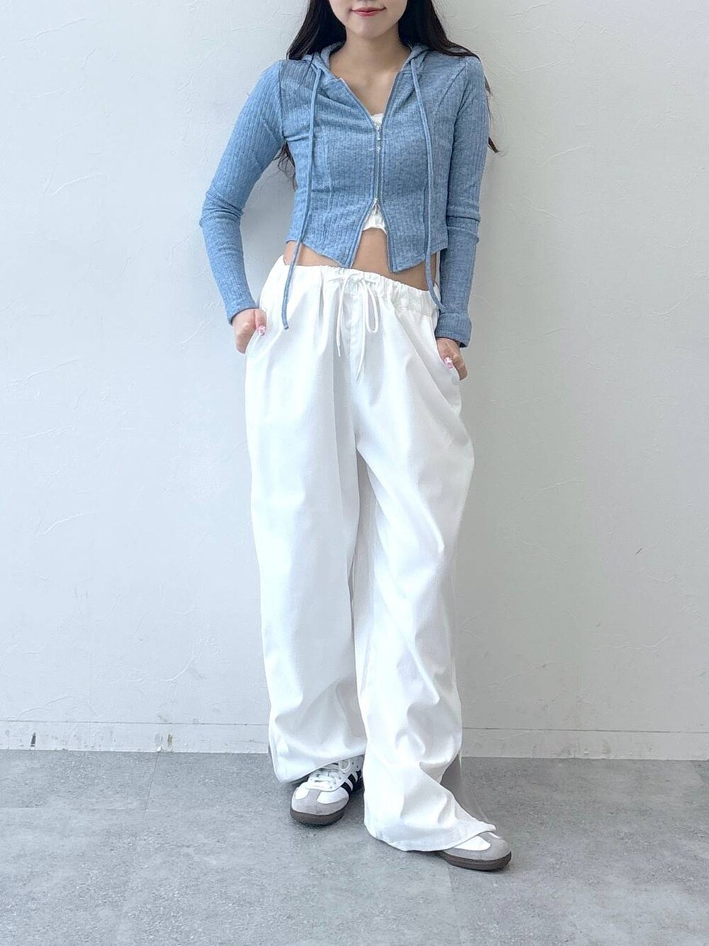 ベージュ系のカーゴパンツ、ベージュ系のチューブトップ、ブルー系のTシャツ/カットソーを着用したレディースの春コーディネートの2枚目の写真