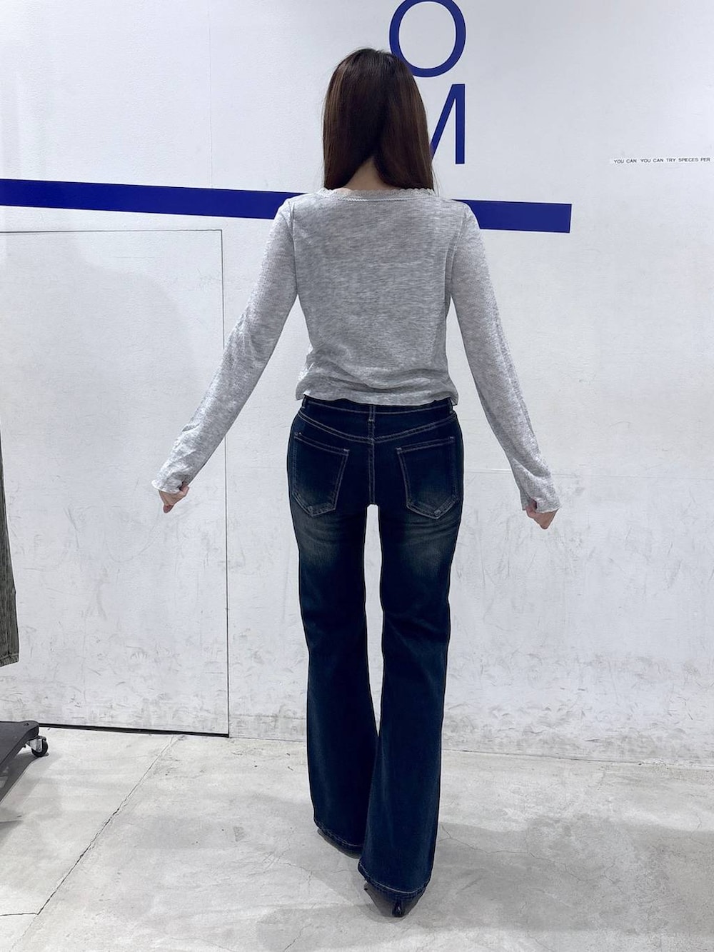 ブルー系のデニムパンツ、その他のパンプス、グレー系のカーディガン/ボレロを着用したレディースの夏コーディネートの4枚目の写真