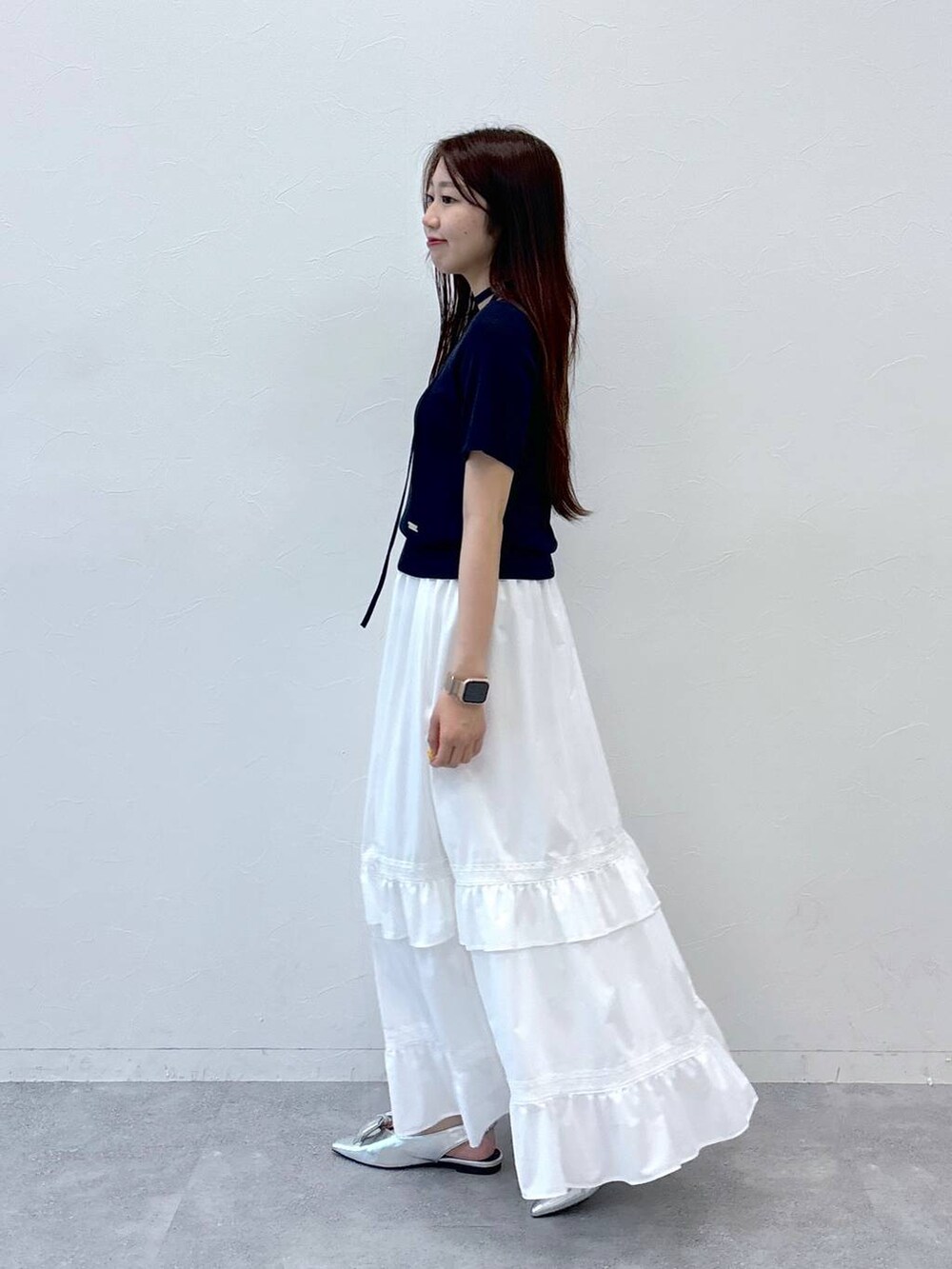 ホワイト系のスカート、ブラック系のトートバッグ、その他のサンダルを着用したレディースの夏コーディネートの4枚目の写真