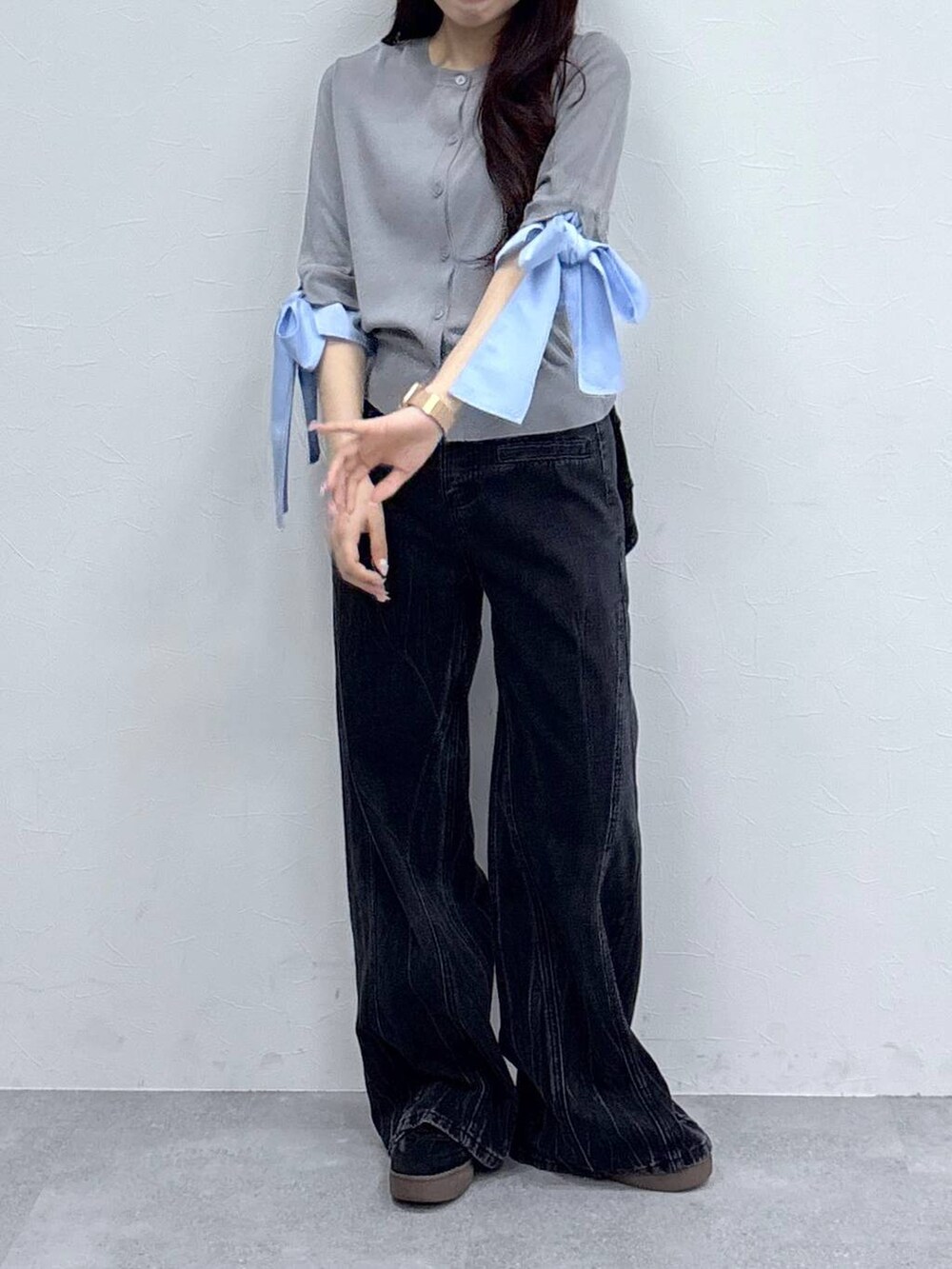 グレー系のカーディガン/ボレロを着用したレディースの春コーディネートの2枚目の写真