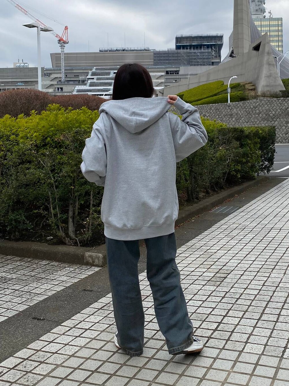 ブルー系のその他パンツ、ホワイト系のTシャツ/カットソー、グレー系のパーカーを着用したレディースの春コーディネートの6枚目の写真