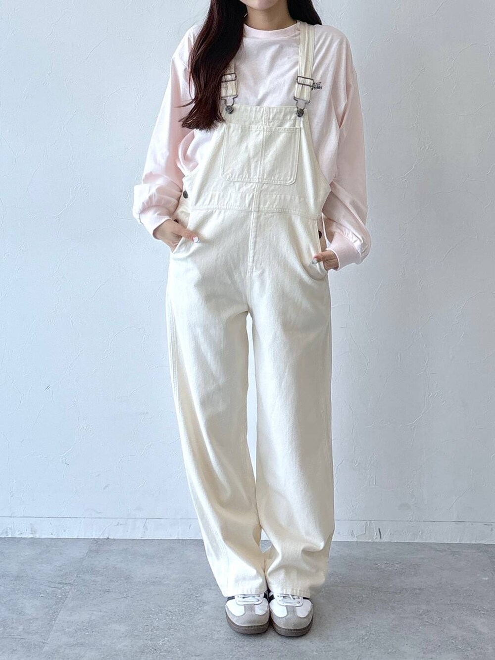 ピンク系のTシャツ/カットソー、ホワイト系のデニムパンツを着用したレディースの秋コーディネートの2枚目の写真