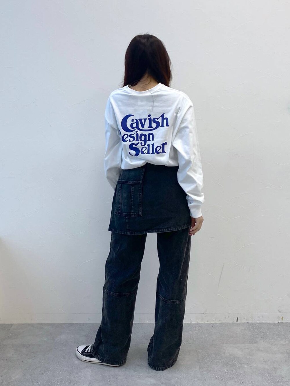 ホワイト系のTシャツ/カットソー、ブラック系のデニムパンツを着用したレディースの春コーディネートの4枚目の写真