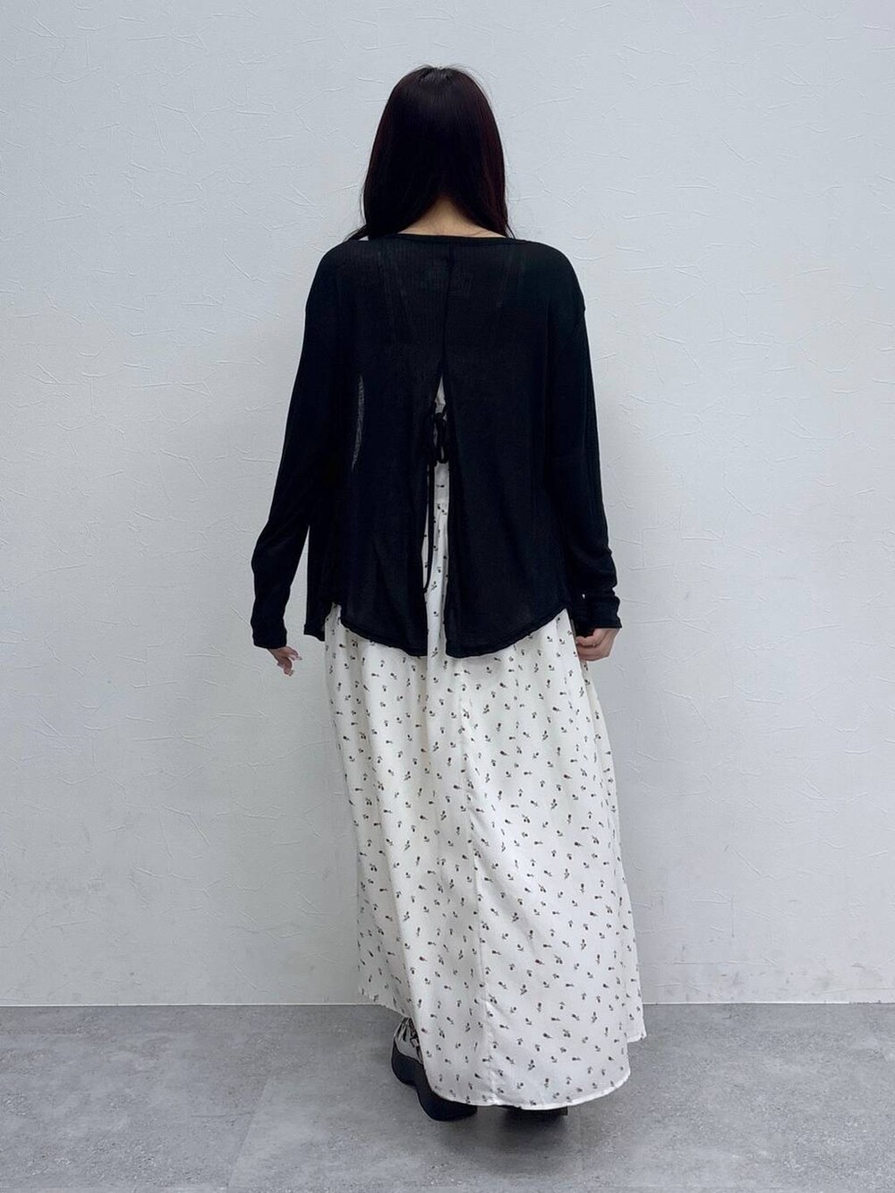 その他のサンダル、ブラック系のカーディガン/ボレロ、ホワイト系のワンピースを着用したレディースの春コーディネートの7枚目の写真