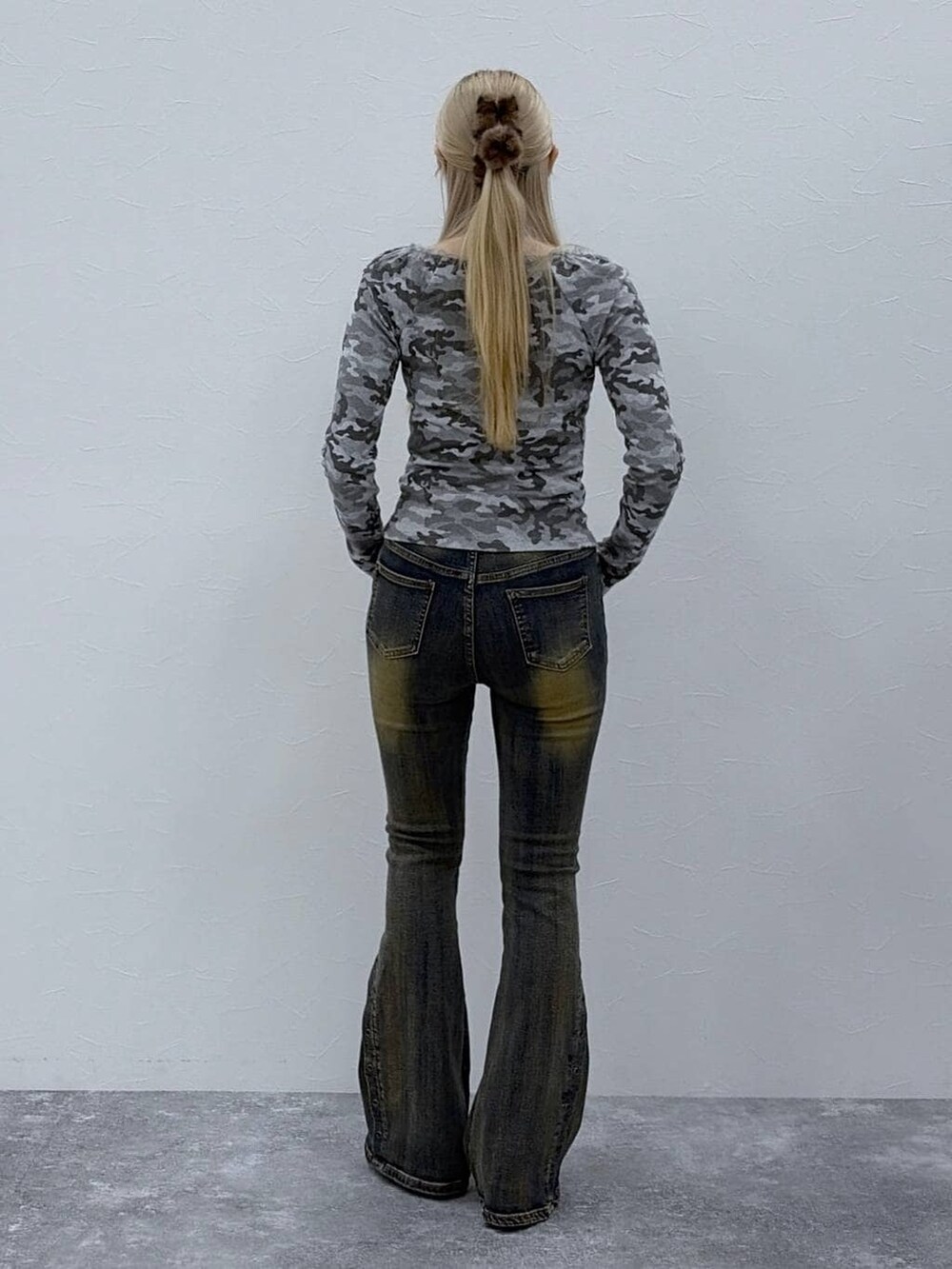 その他のTシャツ/カットソー、ブラック系のパンプス、ブルー系のデニムパンツを着用したレディースの冬コーディネートの4枚目の写真