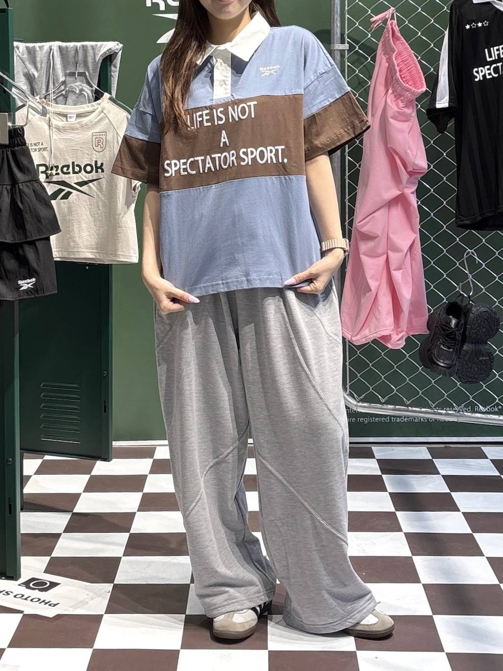 グレー系のスウェットパンツ、ブルー系のシャツ/ブラウスを着用したレディースの春コーディネートの2枚目の写真