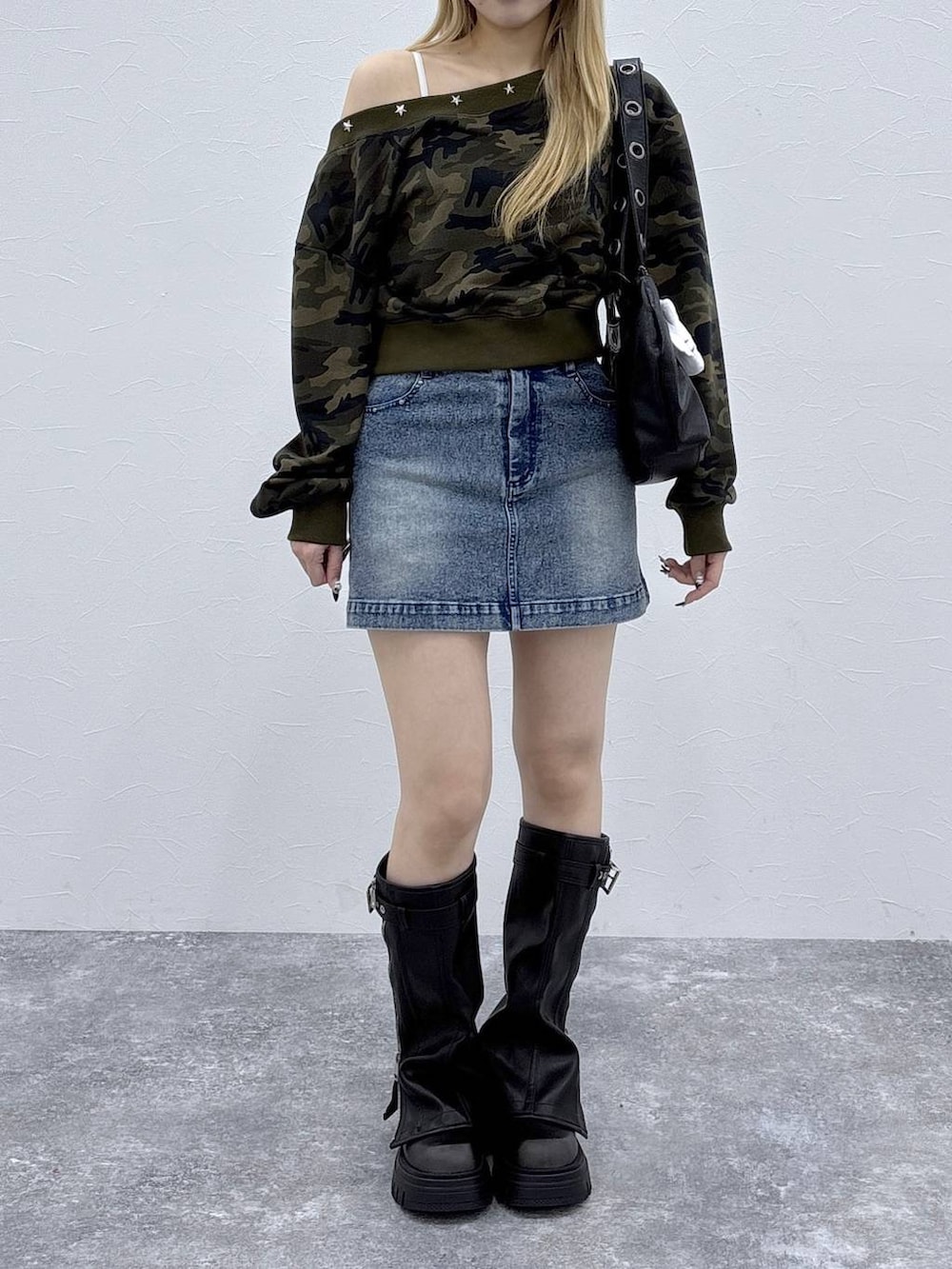 ブラック系のブーツ、ブラック系のショルダーバッグ、その他のスウェットを着用したレディースの春コーディネートの2枚目の写真