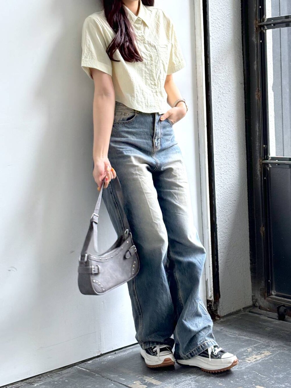 ブルー系のその他パンツ、ブラック系のトートバッグを着用したレディースの夏コーディネートの2枚目の写真