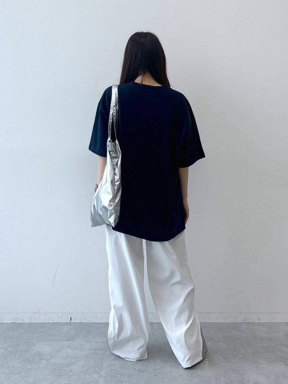 ベージュ系のカーゴパンツ、グレー系のトートバッグ、ブルー系のTシャツ/カットソーを着用したレディースの春コーディネートの6枚目の写真