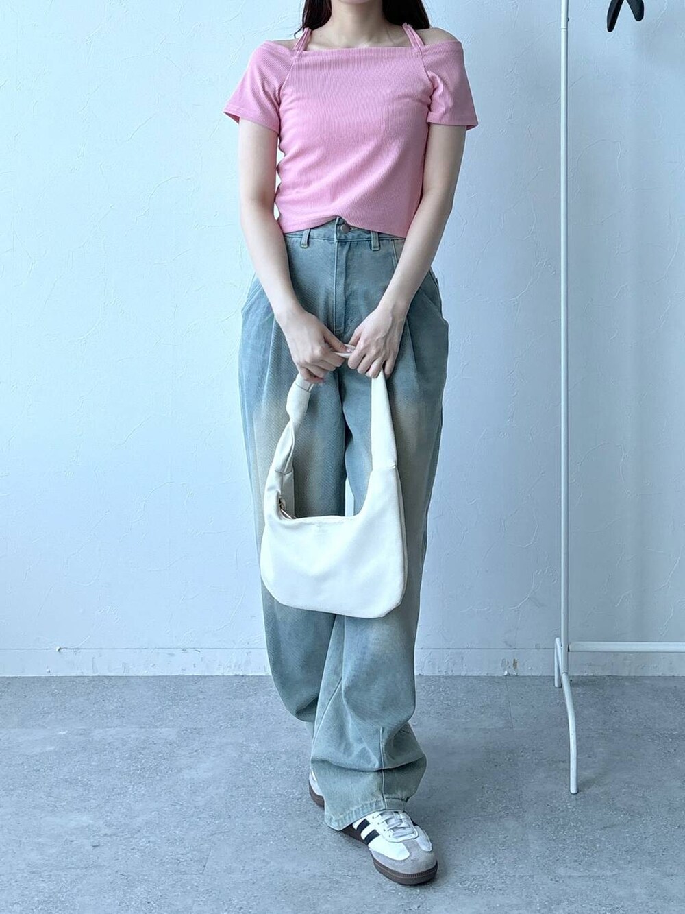 ブルー系のデニムパンツ、ピンク系のTシャツ/カットソーを着用したレディースの春コーディネートの3枚目の写真