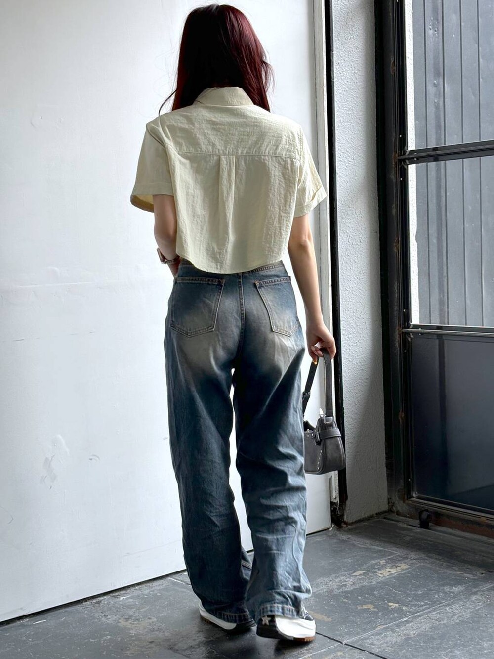 ブルー系のその他パンツ、ブラック系のトートバッグを着用したレディースの夏コーディネートの4枚目の写真