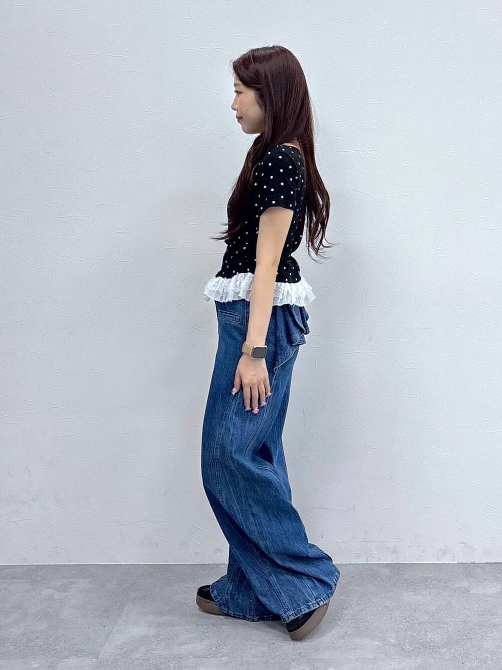 その他のTシャツ/カットソー、ブルー系のデニムパンツを着用したレディースの春コーディネートの3枚目の写真