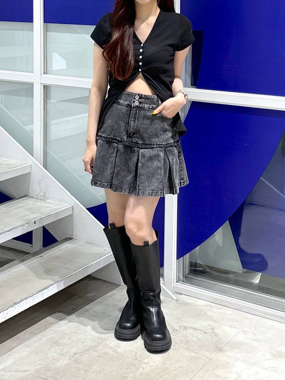 ブラック系のブーツ、ブラック系のデニムスカート、ブラック系のカーディガン/ボレロを着用したレディースの夏コーディネートの2枚目の写真