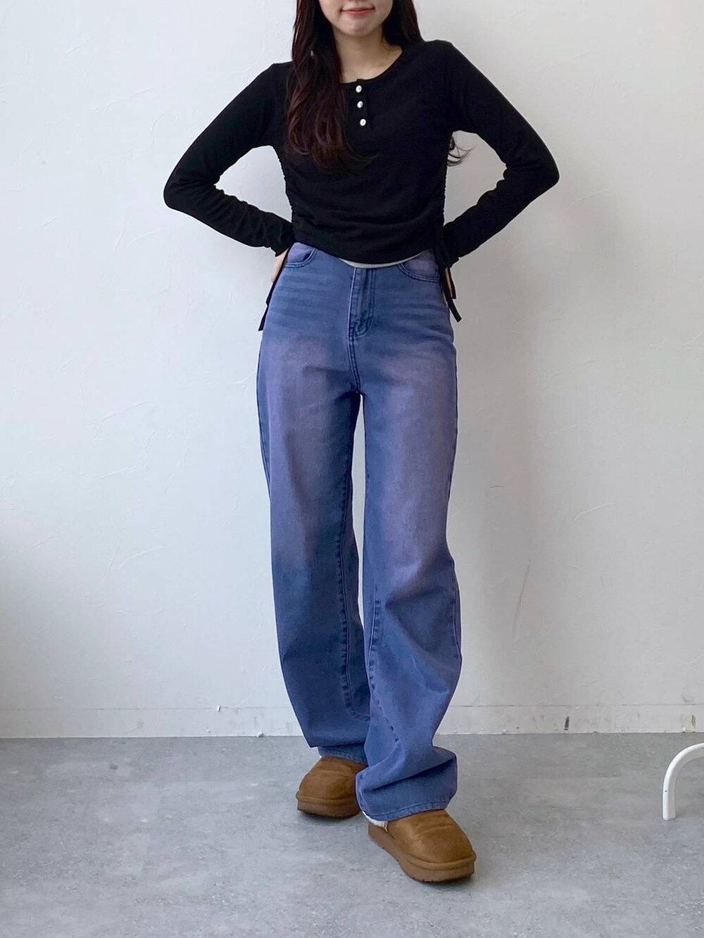 パープル系のデニムパンツ、グレー系のTシャツ/カットソーを着用したレディースの冬コーディネートの2枚目の写真