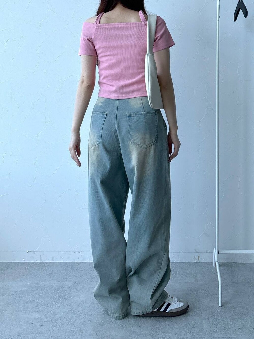 ブルー系のデニムパンツ、ピンク系のTシャツ/カットソーを着用したレディースの春コーディネートの5枚目の写真