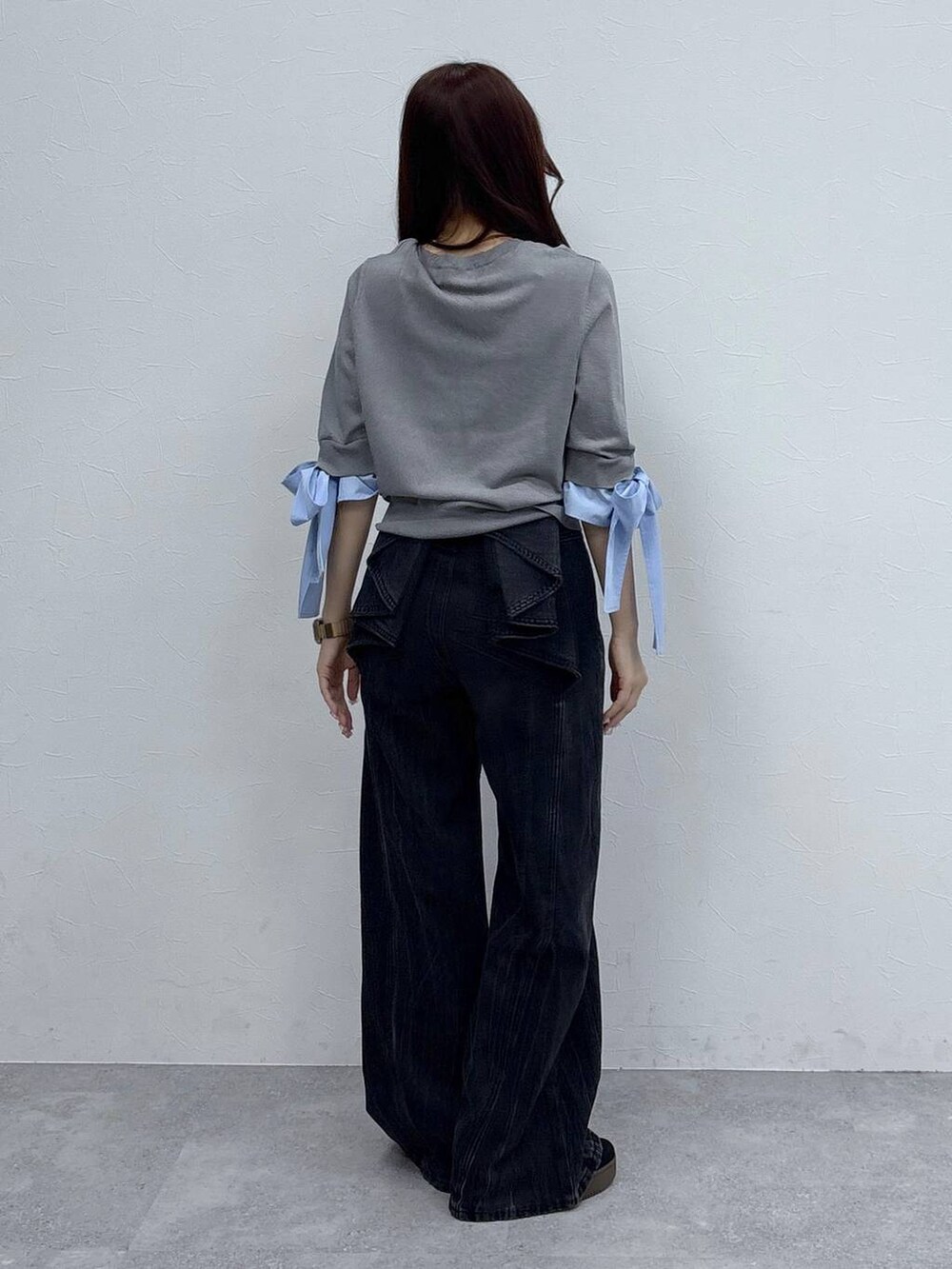 グレー系のカーディガン/ボレロを着用したレディースの春コーディネートの4枚目の写真