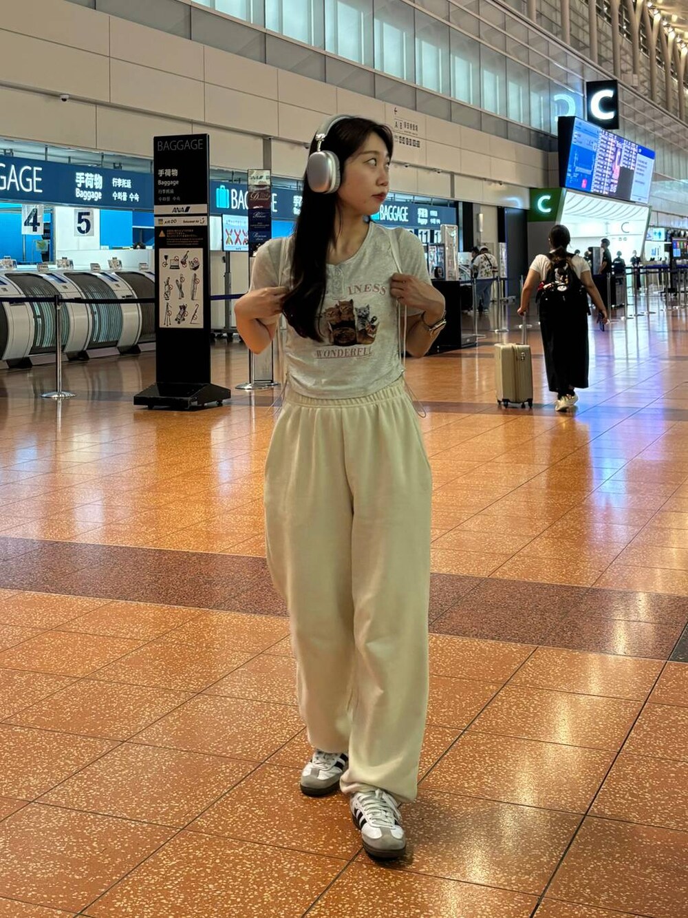 ホワイト系のバックパック/リュック、ベージュ系のスウェットパンツを着用したレディースの夏コーディネートの3枚目の写真