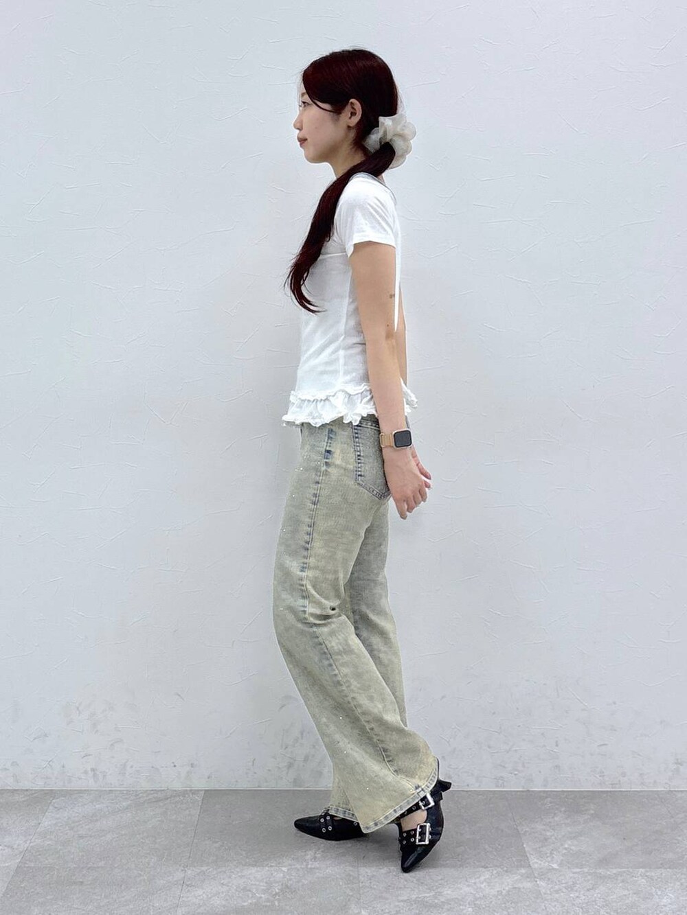 ブラック系のサンダル、ブルー系のデニムパンツを着用したレディースの夏コーディネートの3枚目の写真