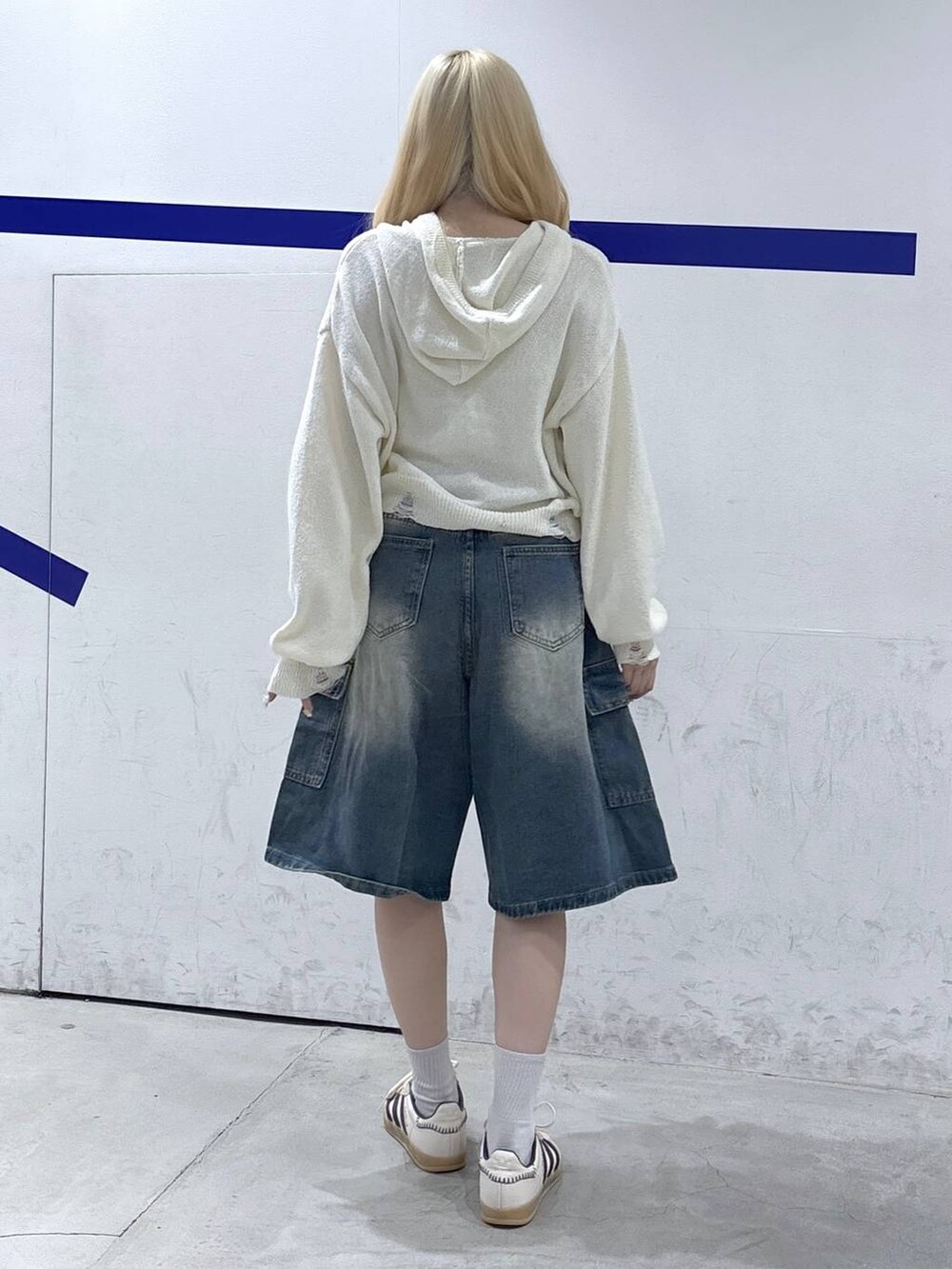 その他のニット/セーター、ブルー系のデニムパンツを着用したレディースの秋コーディネートの4枚目の写真